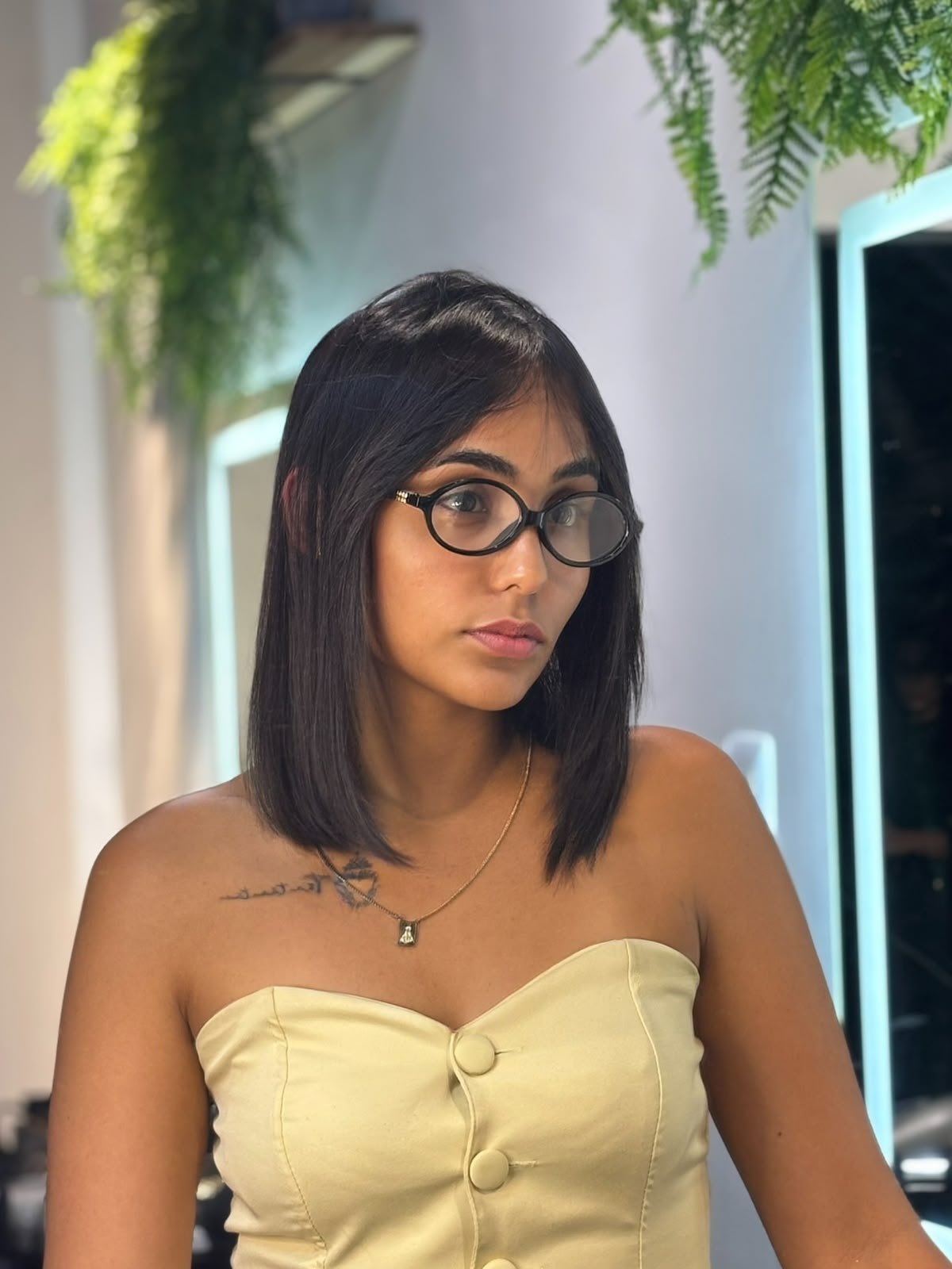 Cabelo escuro liso em corte na altura dos ombros