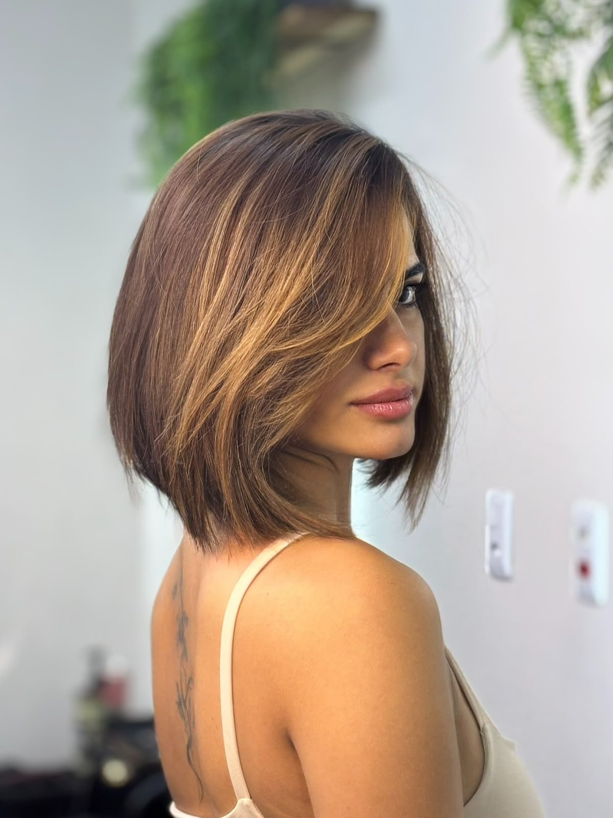 Corte curto com movimento e mechas douradas
