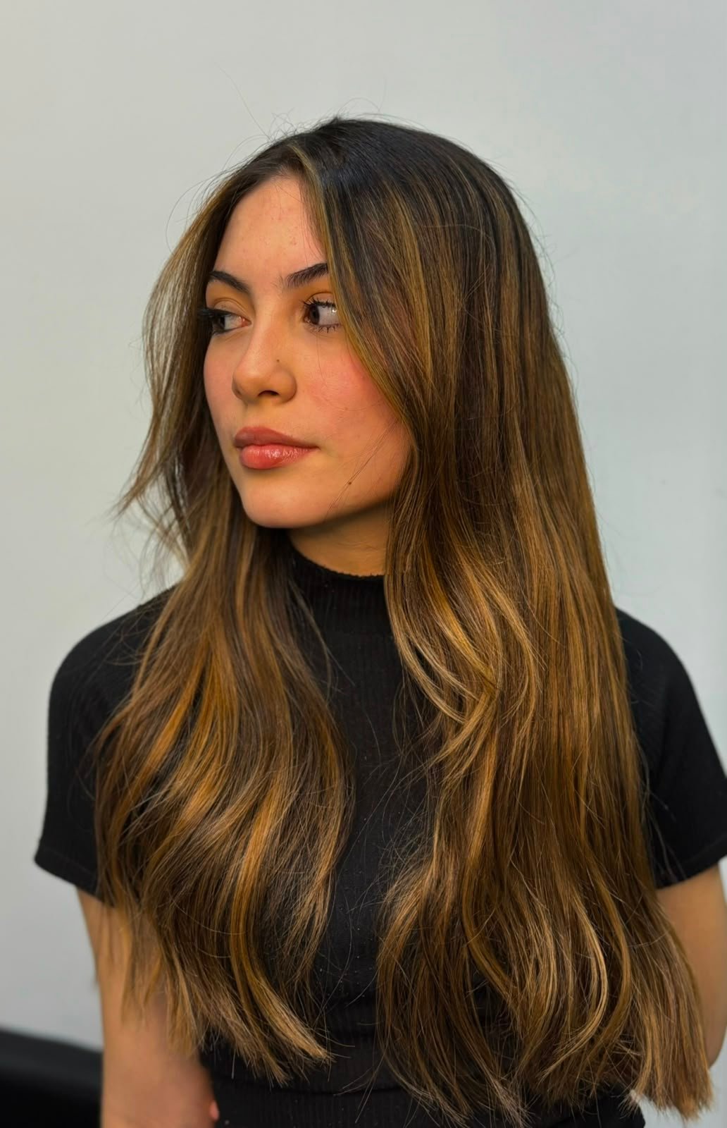 Cabelo longo castanho com mechas iluminadas