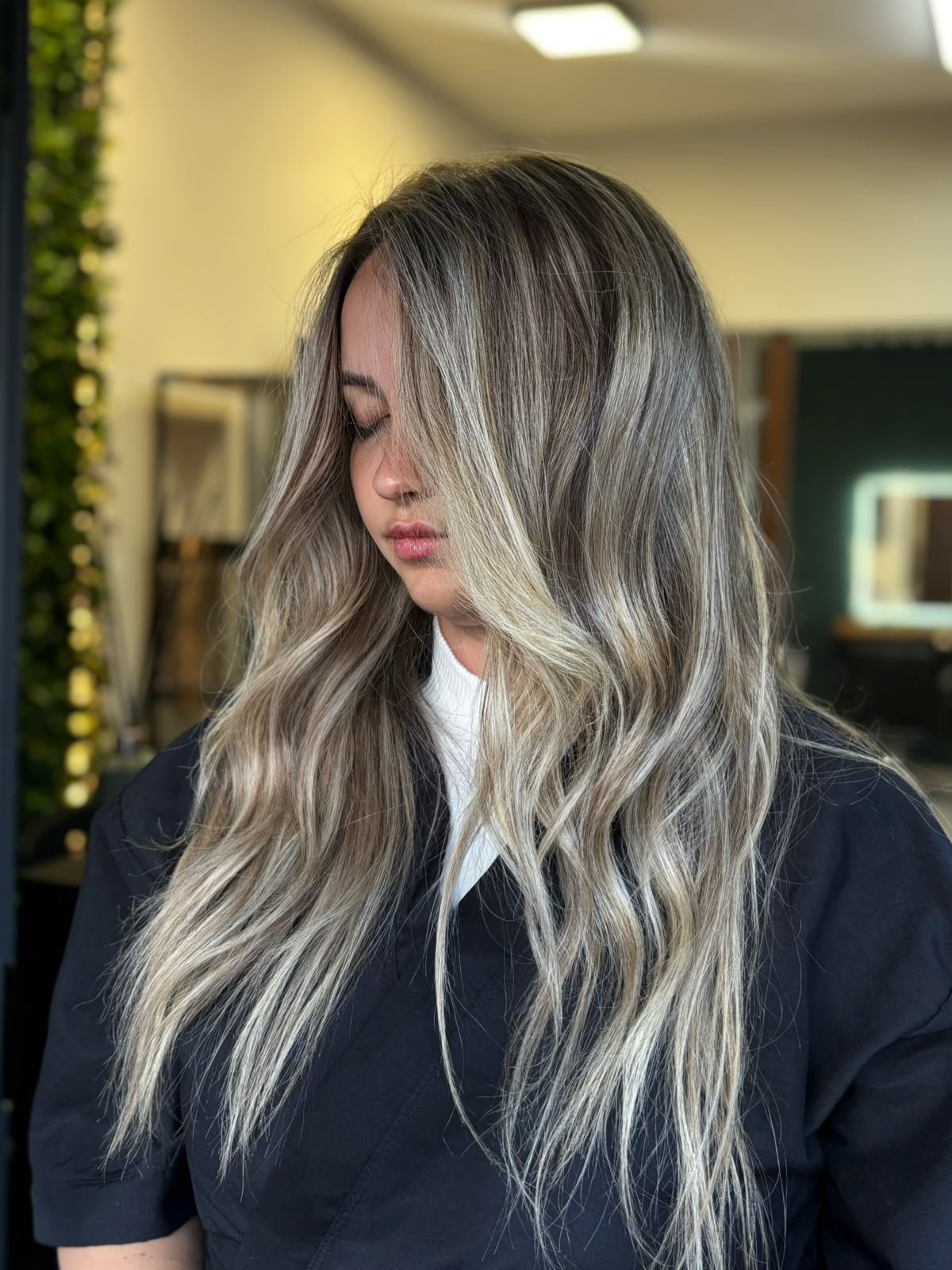 Cabelo longo com iluminação loira em tons frios